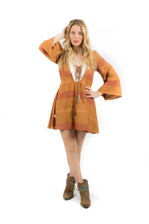SAVAGE CULTURE Maledivas IV Minikleid mit langen Ärmeln und Fransen, Marron - M